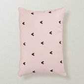 パステルモダンピンクとブラックのハートパターン アクセントクッション (正面(垂直))