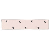 パステルモダンピンクとブラックのハートパターン ショートテーブルランナー (横)