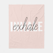 パステルモダンピンクインハレエクヘール引用文 フリースブランケット (正面)