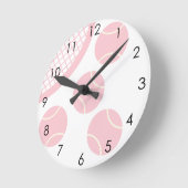 パステルモダンピンクテニスボールラケット ラウンド壁時計 (傾斜)