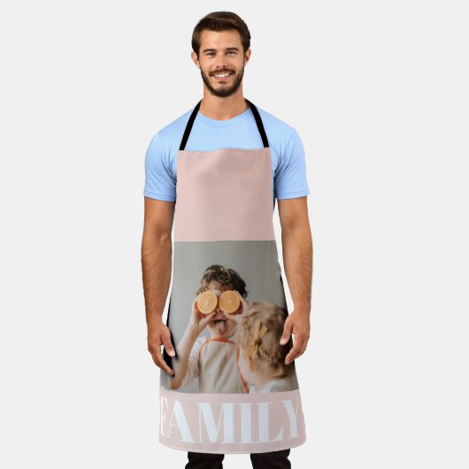 パステルモダンピンクファミリーフォトギフト エプロン (着用した状態)