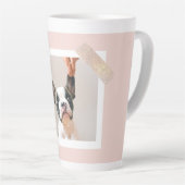 パステルモダンピンクフレーム |個人用の犬の写真 カフェラテマグ (右アングル)