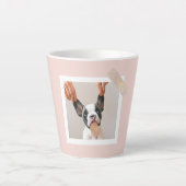パステルモダンピンクフレーム |個人用の犬の写真 カフェラテマグ (正面)
