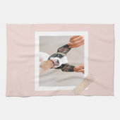 パステルモダンピンクフレーム |個人用の犬の写真 キッチンタオル (横)