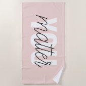 パステルモダンピンクユーマターインスピレーション引用文 ビーチタオル (正面)
