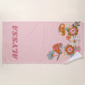 パステルモダンピンクレトロマッシュルームとフローラ ビーチタオル (正面)