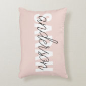 パステルモダンピンク美しいユーパーソナライズされたネーム アクセントクッション (正面(垂直))