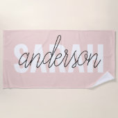 パステルモダンピンク美しいユーパーソナライズされたネーム ビーチタオル (正面)