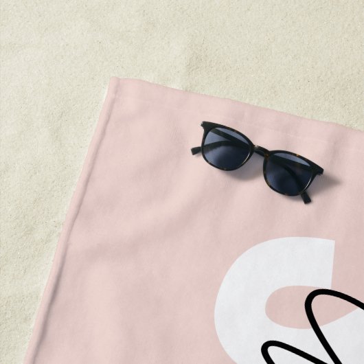 パステルモダンピンク美しいユーパーソナライズされたネーム ビーチタオル (インサイチュ)