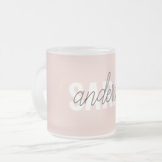 パステルモダンピンク美しいユーパーソナライズされたネーム フロストグラスマグカップ (正面左)