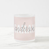 パステルモダンピンク美しいユーパーソナライズされたネーム フロストグラスマグカップ (中央)