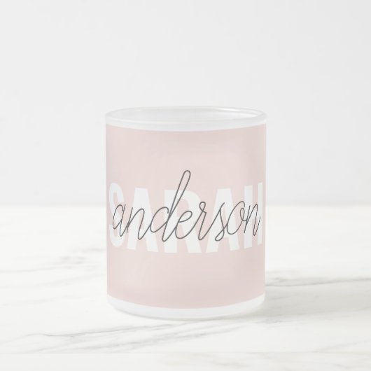パステルモダンピンク美しいユーパーソナライズされたネーム フロストグラスマグカップ