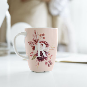 パステルモダンピンク&レッドフローラ付きイニシャル カフェラテマグ