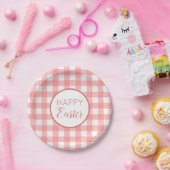 パステルラズベリーレッドハッピーイースタープレイドパターン ペーパープレート (パーティー)