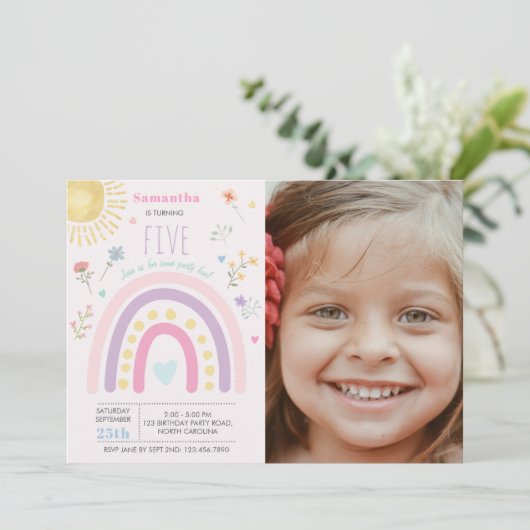 パステルレインボウズガーリーワイルドフラワー誕生日写真 招待状 (スタンド正面)