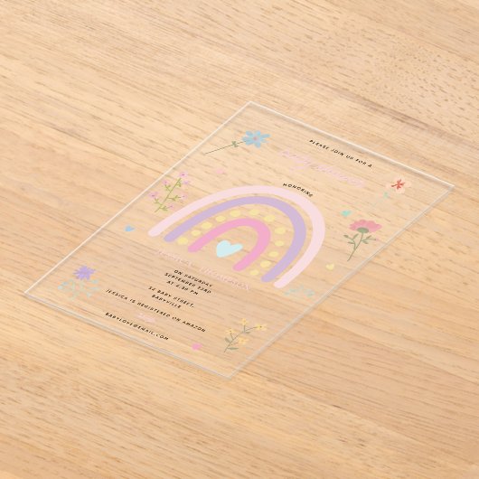 パステルレインボーガールワイルドフラワーズハートベビーシャワー アクリル招待状 (レイダウン)