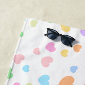 パステルレインボーハートパターンアート ビーチタオル (インサイチュ)