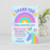 パステルレインボーポップ・アートのイットファイドゲットトイ誕生日パーティー サンキューカード (スタンド正面)