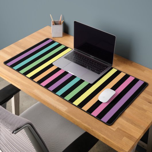 パステルレインボー色とブラックのストライプパターン デスクマット (オフィス2)
