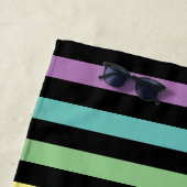 パステルレインボー色とブラックのストライプパターン ビーチタオル (インサイチュ)