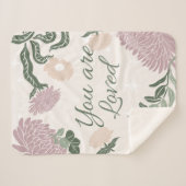 パステルワイルドフラワーピンクとグリーンあなたが愛されている シェルパブランケット (正面(横))