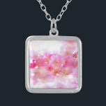 パステル日本のピンクの花が咲くさくらんぼツリー シルバープレートネックレス<br><div class="desc">春の新鮮なフローラ画像。ファンシー日本のさくらんぼの木は柔らかい繊細なピンクと優しい白で咲く。鮮やかなピンク色と明るい黄色の渦巻き状と光が花の周りを包み与えて、妖精の宇宙から何かのような幻想的な夢のような効果である。色あせた手書き文字フランスのが与えロマンチックしゃれているだ。夢を見たい人のために良い，パステルガーリーデザインとフェミニンフローラテーマ.</div>