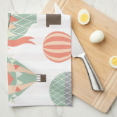 パステル熱気球がピンク色の空に浮きストライプの上がる キッチンタオル (四つ折り)