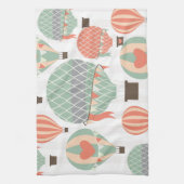 パステル熱気球がピンク色の空に浮きストライプの上がる キッチンタオル (縦)