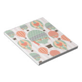 パステル熱気球がピンク色の空に浮きストライプの上がる ノートパッド (アングル)