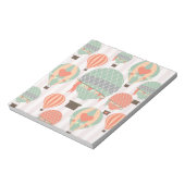 パステル熱気球がピンク色の空に浮きストライプの上がる ノートパッド (回転)