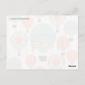 パステル熱気球がピンク色の空に浮きストライプの上がる ポストカード (裏面)