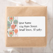 パステル熱気球がピンク色の空に浮きストライプの上がる ラベル (インサイチュ)