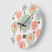 パステル熱気球がピンク色の空に浮きストライプの上がる ラージ壁時計 (傾斜)