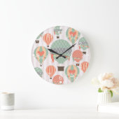 パステル熱気球がピンク色の空に浮きストライプの上がる ラージ壁時計 (ホーム)