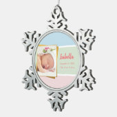 パステル生まれたばかりのベビーガール写真誕生レコード統計 スノーフレークピューターオーナメント (右)