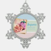 パステル生まれたばかりの男の赤ちゃんフォト誕生レコードStat スノーフレークピューターオーナメント (正面)