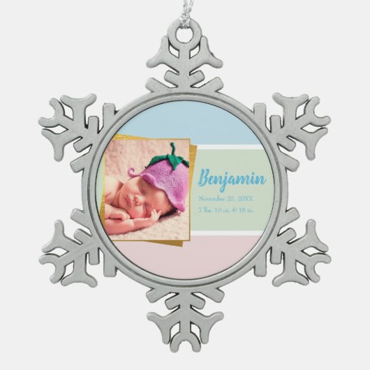 パステル生まれたばかりの男の赤ちゃんフォト誕生レコードStat スノーフレークピューターオーナメント (正面)
