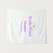 パステル紫の花を飾ったウェディングパーティーのチーム。ボヘミアンスタイルの花嫁 タペストリー (正面(横))