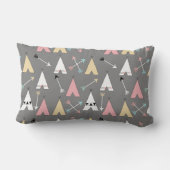 パステル調のテント小屋および矢のモノグラム ランバークッション (裏面)