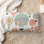 パステル調の熱気の気球の上昇のピンクのストライプのな空 ランバークッション (ブランケット)