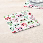 パステル調の粉色のフクロウの背景 スクエアペーパーコースター (アングル)