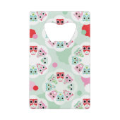 パステル調の花のフクロウの背景パターン クレジットカード栓抜き (裏面)