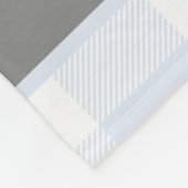 パステル調の青いバッファローの点検家族のモノグラム フリースブランケット (角)