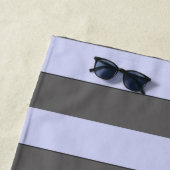 パステル調の青い縞のカスタムな文字のビーチの常連 ビーチタオル (インサイチュ)