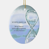 パステル調の青い静まるヨガの砂時計の感謝 セラミックオーナメント (右)