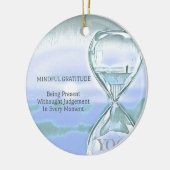 パステル調の青い静まるヨガの砂時計の感謝 セラミックオーナメント (左)
