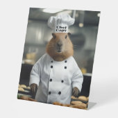 パストリーの腕前：料理のカピバラ 台座サイン (正面)
