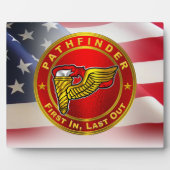 パスファインダー「最初の入力、最後の出力」 フォトプラーク (正面)