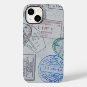 パスポートビザで旅人の姿を見せるデザイン Case-Mate iPhone 14ケース
