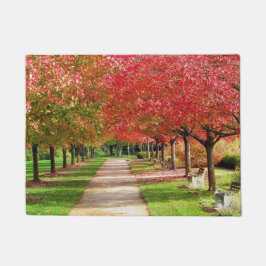 パス写真に沿った秋の木 ドアマット
